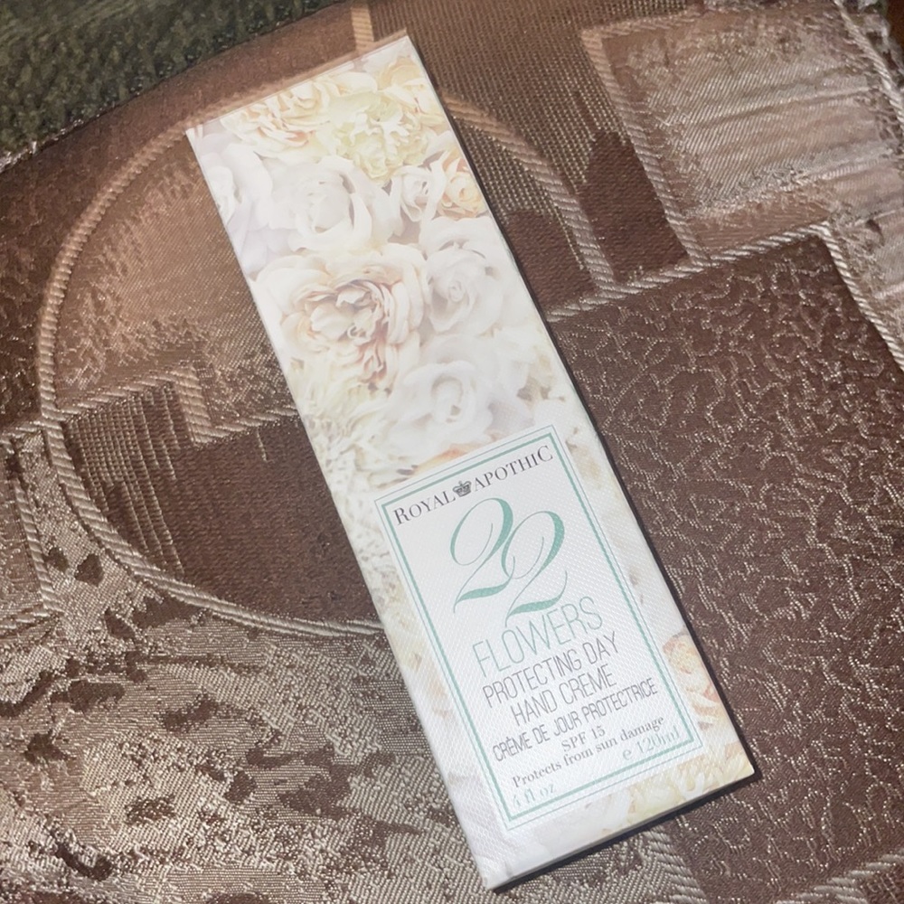 Royal Apothic 22 Flowers Protecting Day Hand Crème SPF 15 🌸 ✨